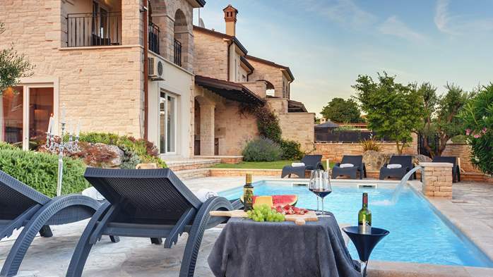 Elegante Villa mit beheizt Pool, 2 Saunas, Jacuzzi, Wifi, Grill, 10