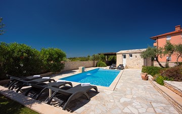 Classy villa with heated pool, 2 saunas, jacuzzi, Wi-Fi, BBQ