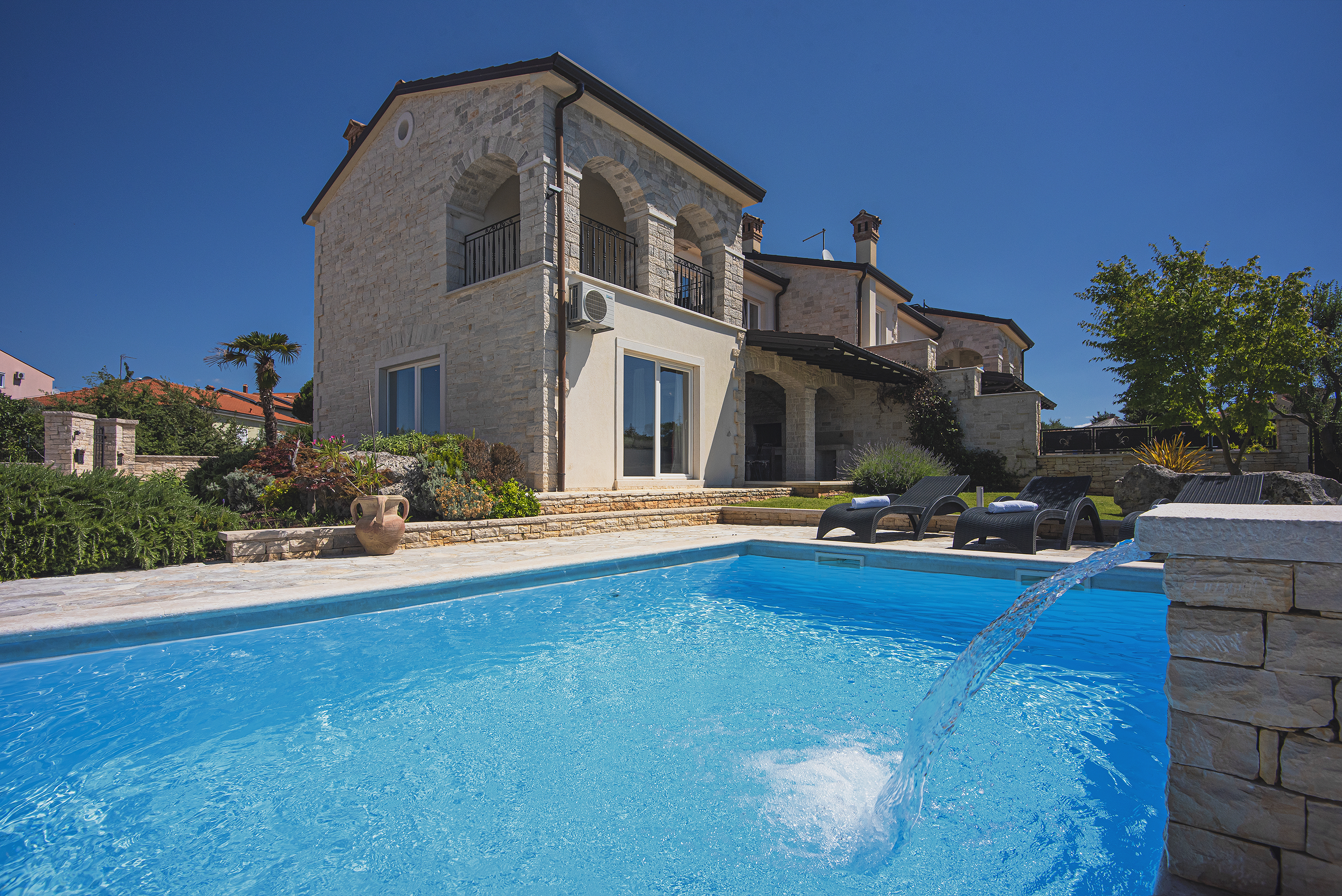 Villa mit beheiztem Pool, zwei Saunen, Ladegerät für Elektroautos