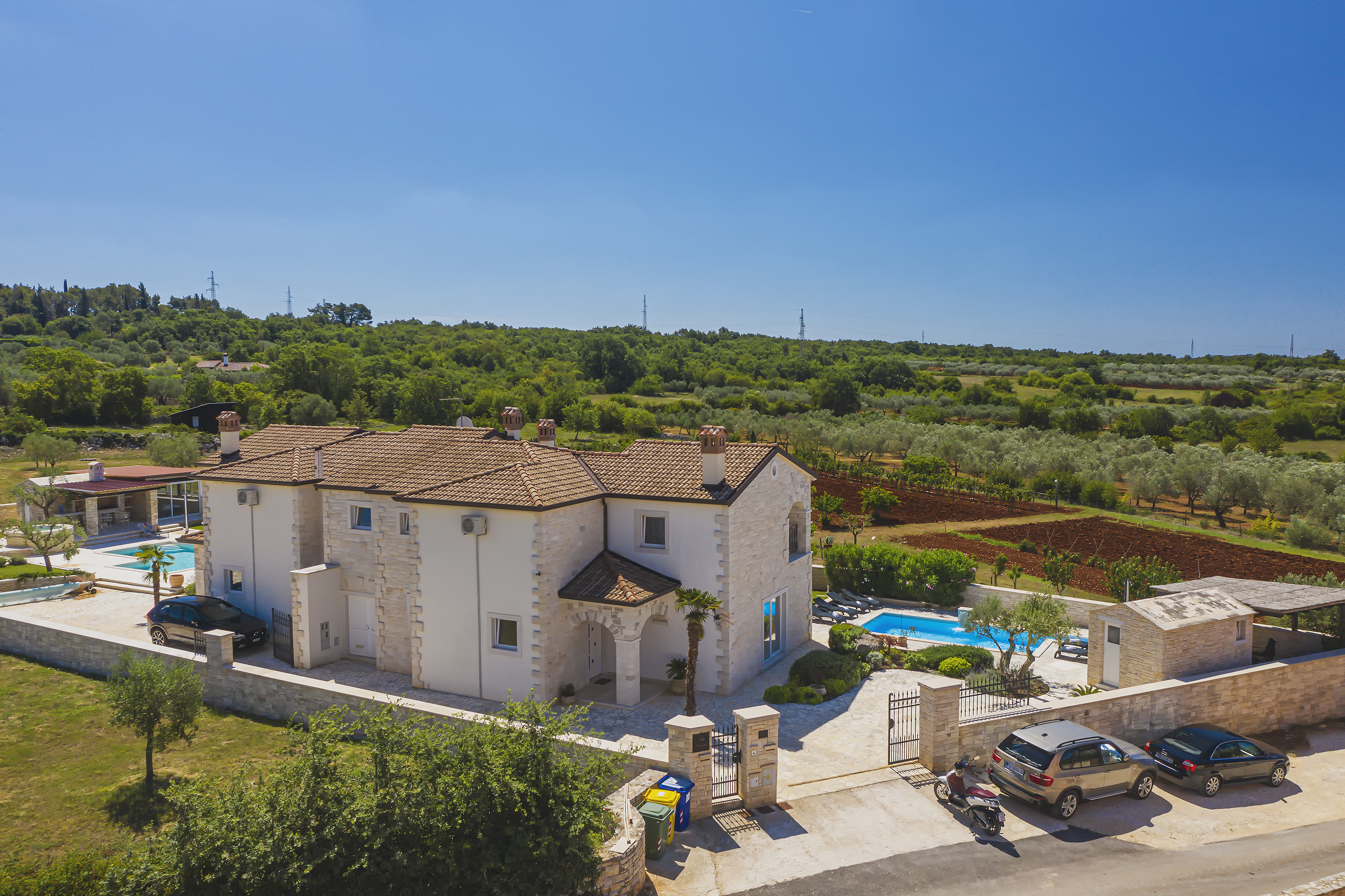 Villa mit beheiztem Pool, zwei Saunen, Ladegerät für Elektroautos