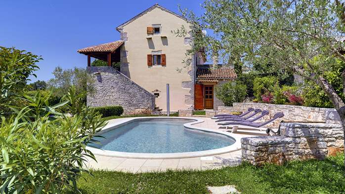 Attractive villa with pool, surrounded by greenery, for 8 people, 3