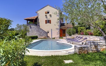 Attractive villa with pool, surrounded by greenery, for 8 people
