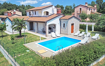 Villa moderna con piscina privata e terrazza prendisole