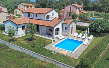 Villa moderna con piscina privata e terrazza prendisole