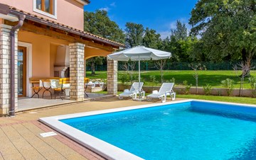 Charming villa with swimming pool, 3 bedrooms, wi-fi, BBQ