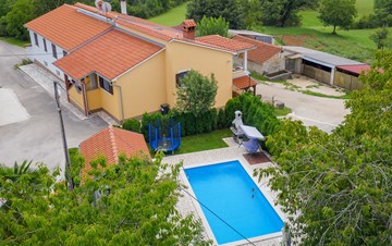 Villa con piscina, parco giochi e cucina esterna