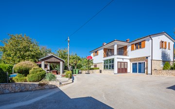 Villa mit Freibad, Kinderspielplatz und Außenküche