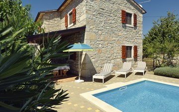 Charming villa for up to 8 persons, with pool and kids playground