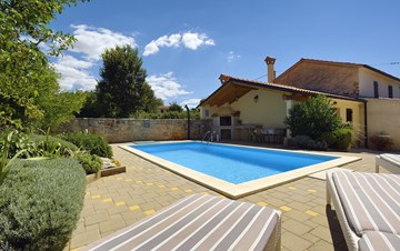 Charming villa for up to 8 persons, with pool and kids playground