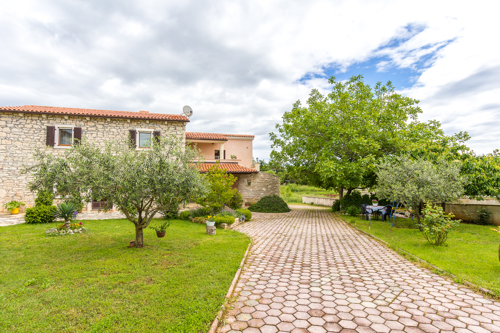 Beautiful Istrian house with landscaped garden, BBQ, parking