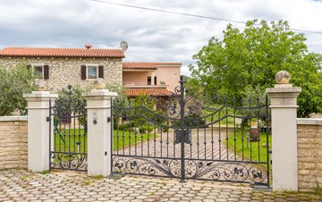 Beautiful Istrian house with landscaped garden, BBQ, parking