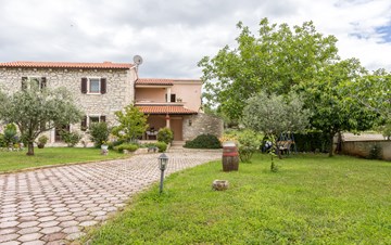 Beautiful Istrian house with landscaped garden, BBQ, parking