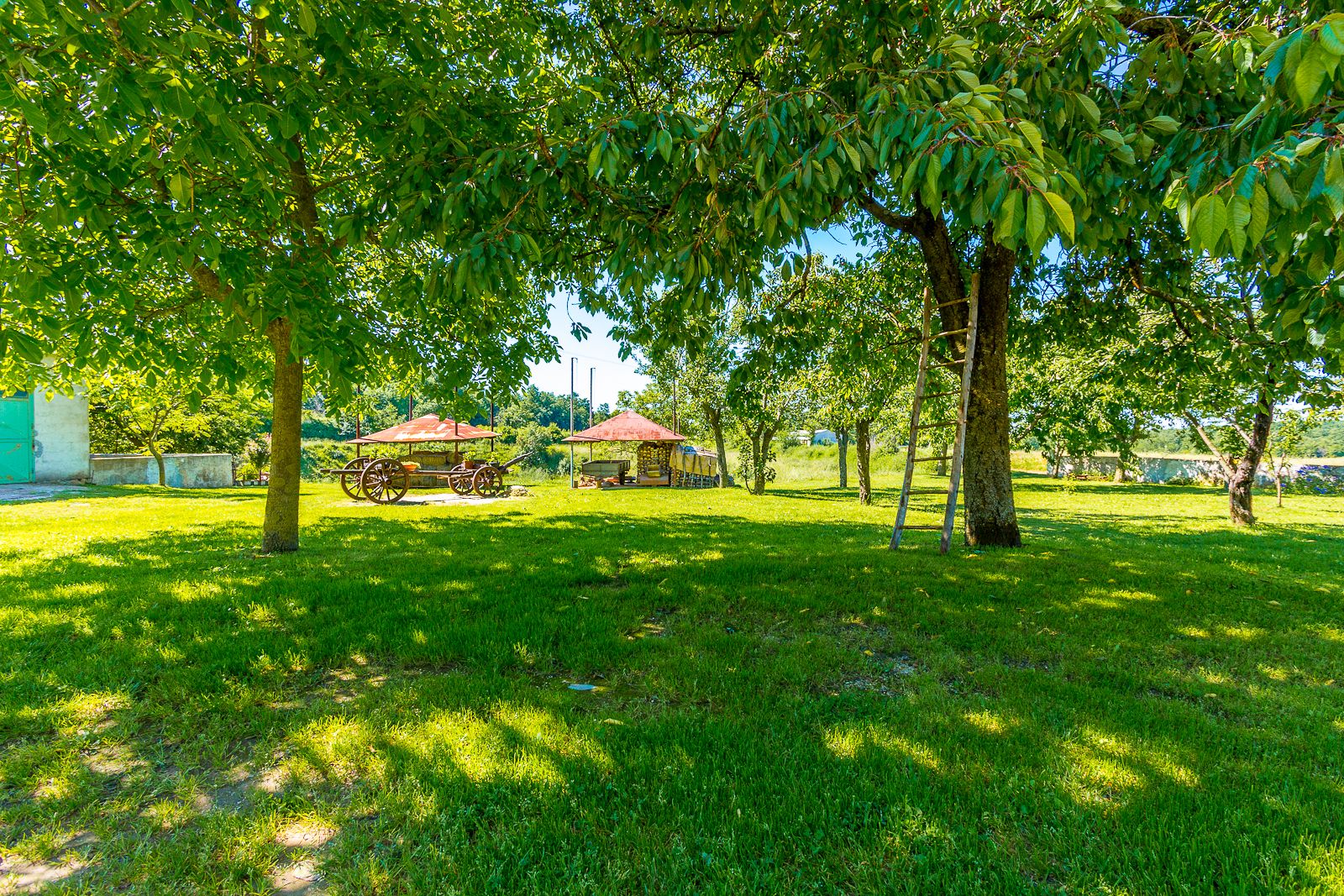 Dvojna kuća za 7 osoba sa zajedničkim vrtom i pristupom internetu