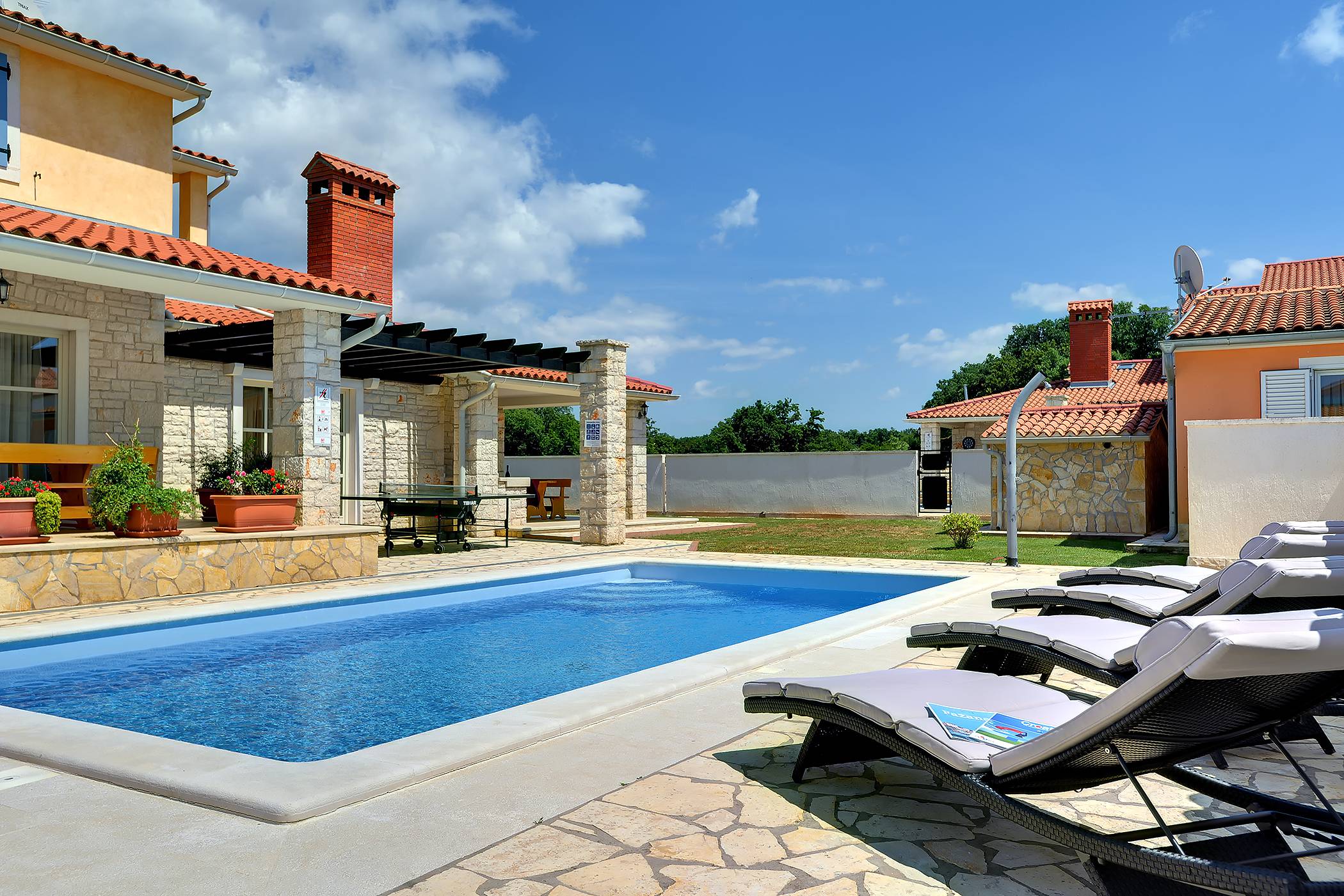 Two-storey villa, with swimming pool, sun terrace, WiFi