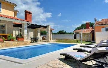 Two-storey villa, with swimming pool, sun terrace, WiFi