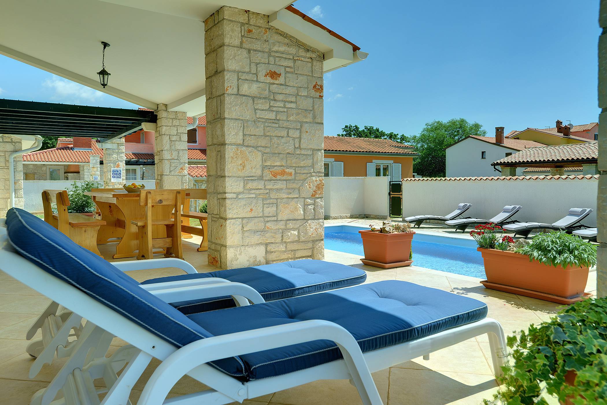 Two-storey villa, with swimming pool, sun terrace, WiFi
