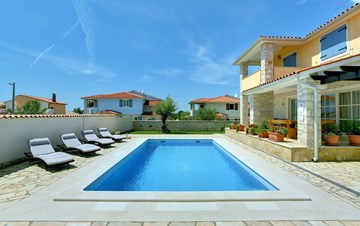 Villa a due piani, con piscina, terrazza prendisole, Wi-Fi