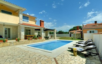 Two-storey villa, with swimming pool, sun terrace, WiFi