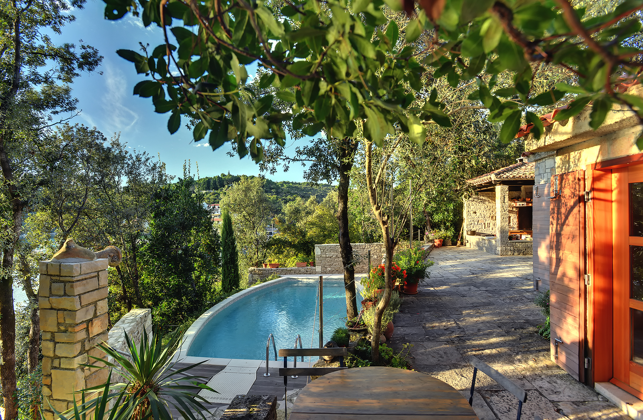 Villa with private pool, summer kitchen with a wood oven and BBQ