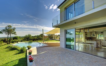 Villa mit Infinity-Pool, Glassauna, Terrasse und Meerblick
