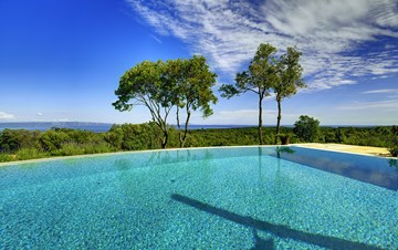 Villa con piscina a sfioro, sauna in vetro e vista mare