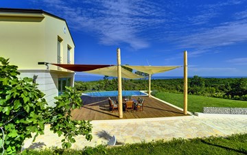 Villa mit Infinity-Pool, Glassauna, Terrasse und Meerblick