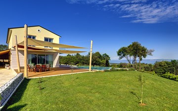 Villa con piscina a sfioro, sauna in vetro e vista mare
