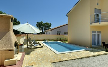 Villa in Ližnjan with 2 pools, fenced garden, SAT-TV and Wi-Fi