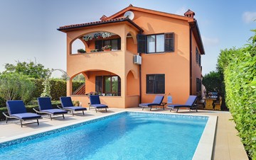 Villa with pool, outside kitchen and sun terrace
