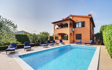 Villa con piscina, cucina esterna e terrazza prendisole