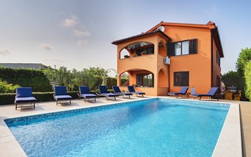 Villa con piscina, cucina esterna e terrazza prendisole