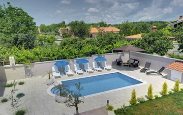 Villa arredata in stile moderno a Medulin, con piscina e palestra