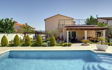 Villa arredata in stile moderno a Medulin, con piscina e palestra