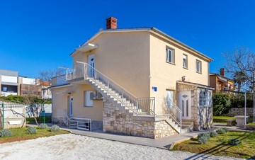 Casa con giardino a Medolino offre alloggio in appartamenti