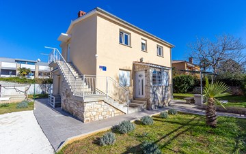 Casa con giardino a Medolino offre alloggio in appartamenti