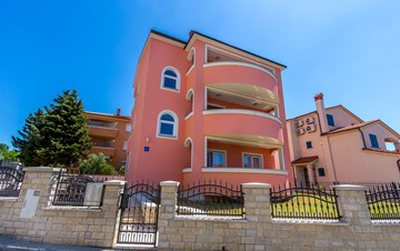 The building with apartments and lawn for rent in Medulin