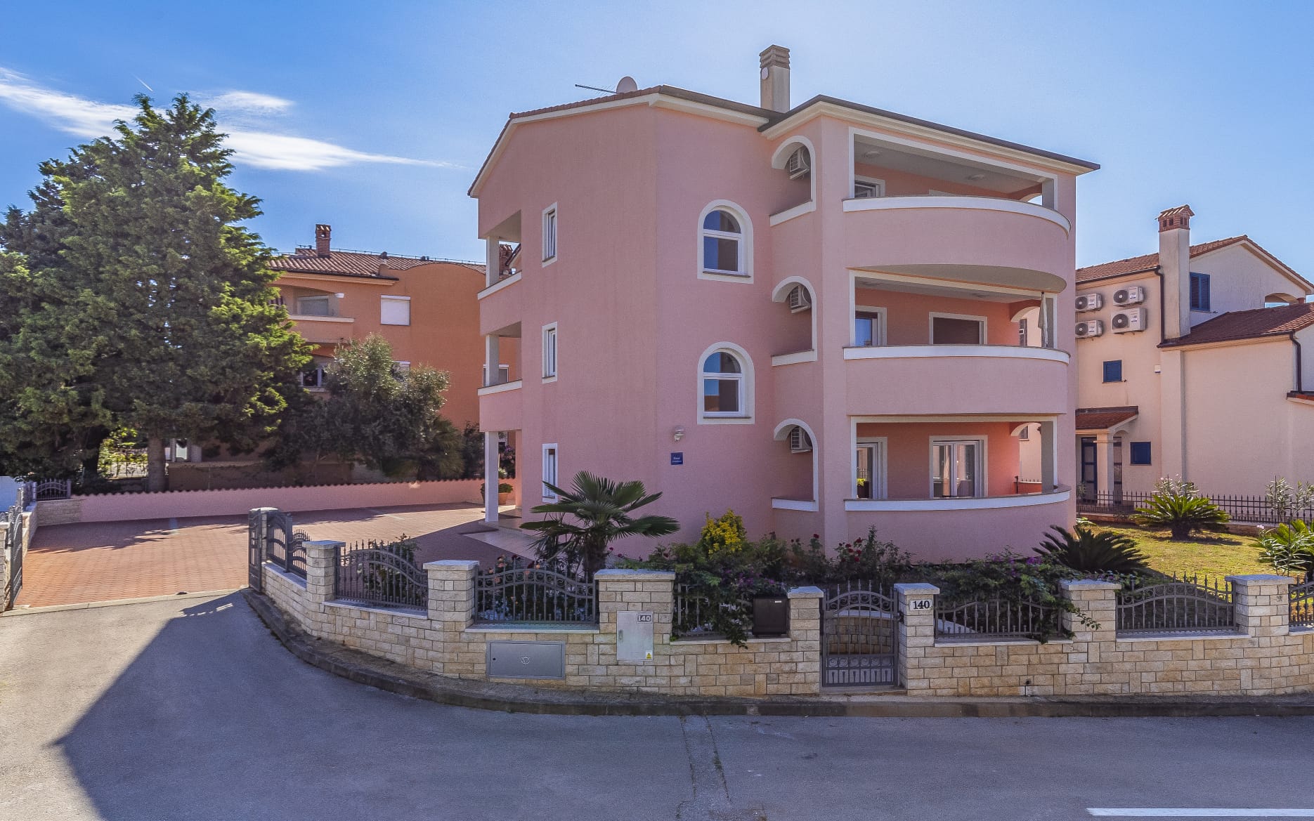 L'edificio con appartamenti e prato in affitto a Medulin