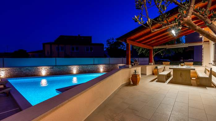 Villa familiare a Pula con piscina, parcheggio, 3 camere da letto, 5