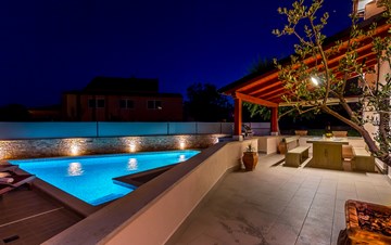 Villa familiare a Pula con piscina, parcheggio, 3 camere da letto