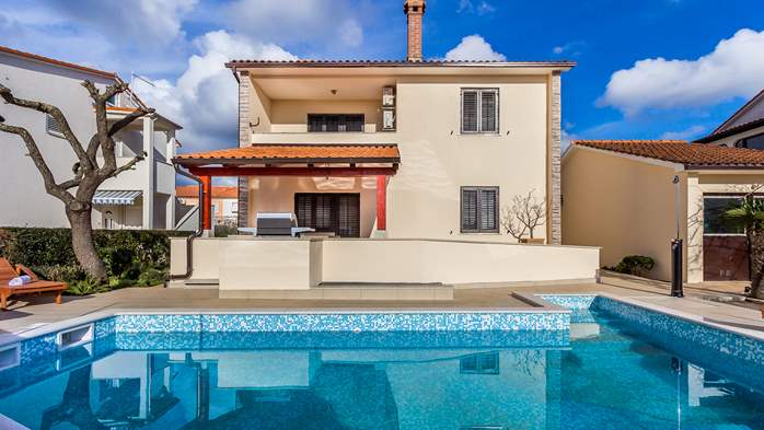 Family villa in Pula, with pool, parking, 3 bedrooms, 11