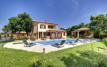 Villa with pool with whirpool, sun terrace, gym and sauna