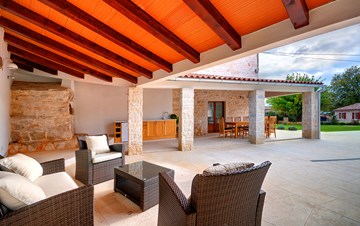 Classy villa with private pool, sauna, sun terrace, Wi-Fi, SAT-TV