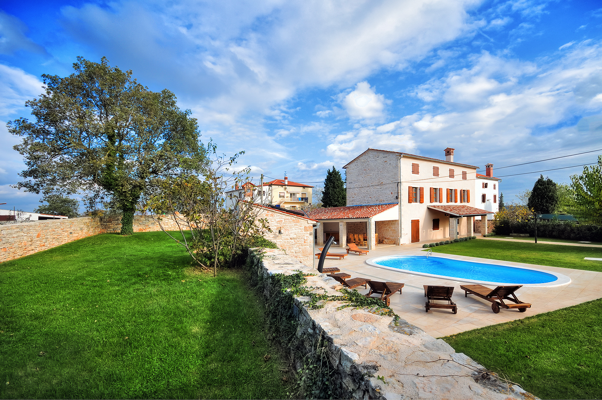 Classy villa with private pool, sauna, sun terrace, Wi-Fi, SAT-TV