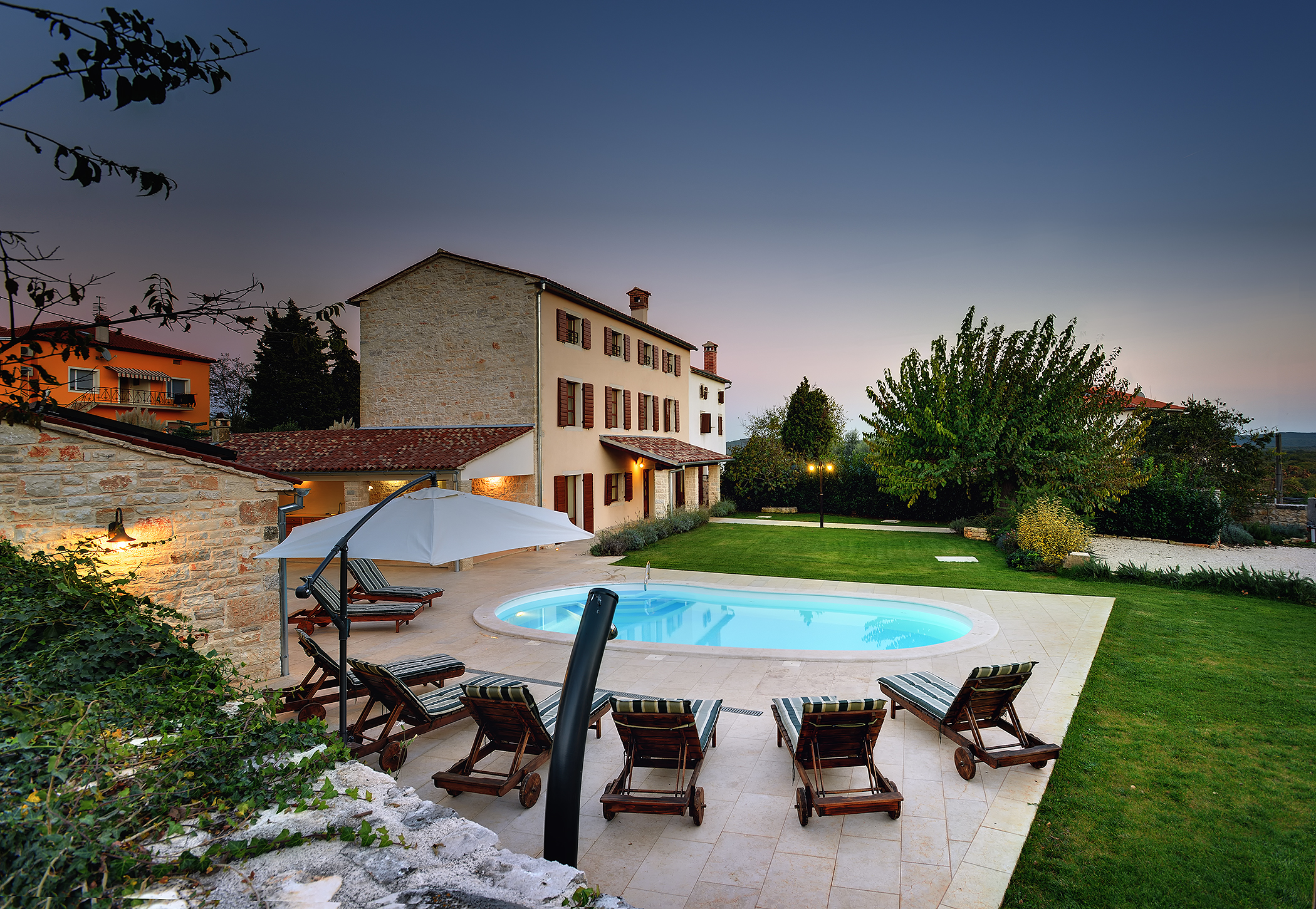 Classy villa with private pool, sauna, sun terrace, Wi-Fi, SAT-TV