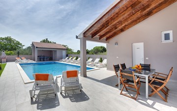 Modern house for 16 persons with private pool