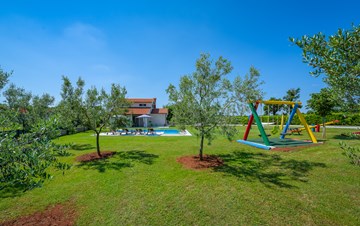Villa con piscina esterna, giardino e parco giochi per bambini