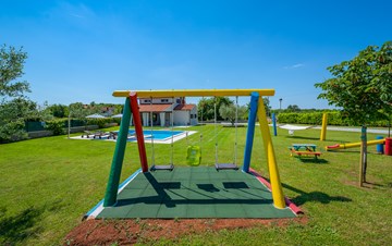 Villa con piscina esterna, giardino e parco giochi per bambini