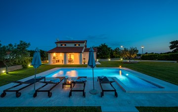 Villa mit Schwimmbad, Garten und Kinderspielplatz
