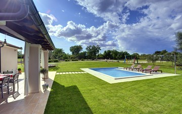 Villa mit Schwimmbad, Garten und Kinderspielplatz