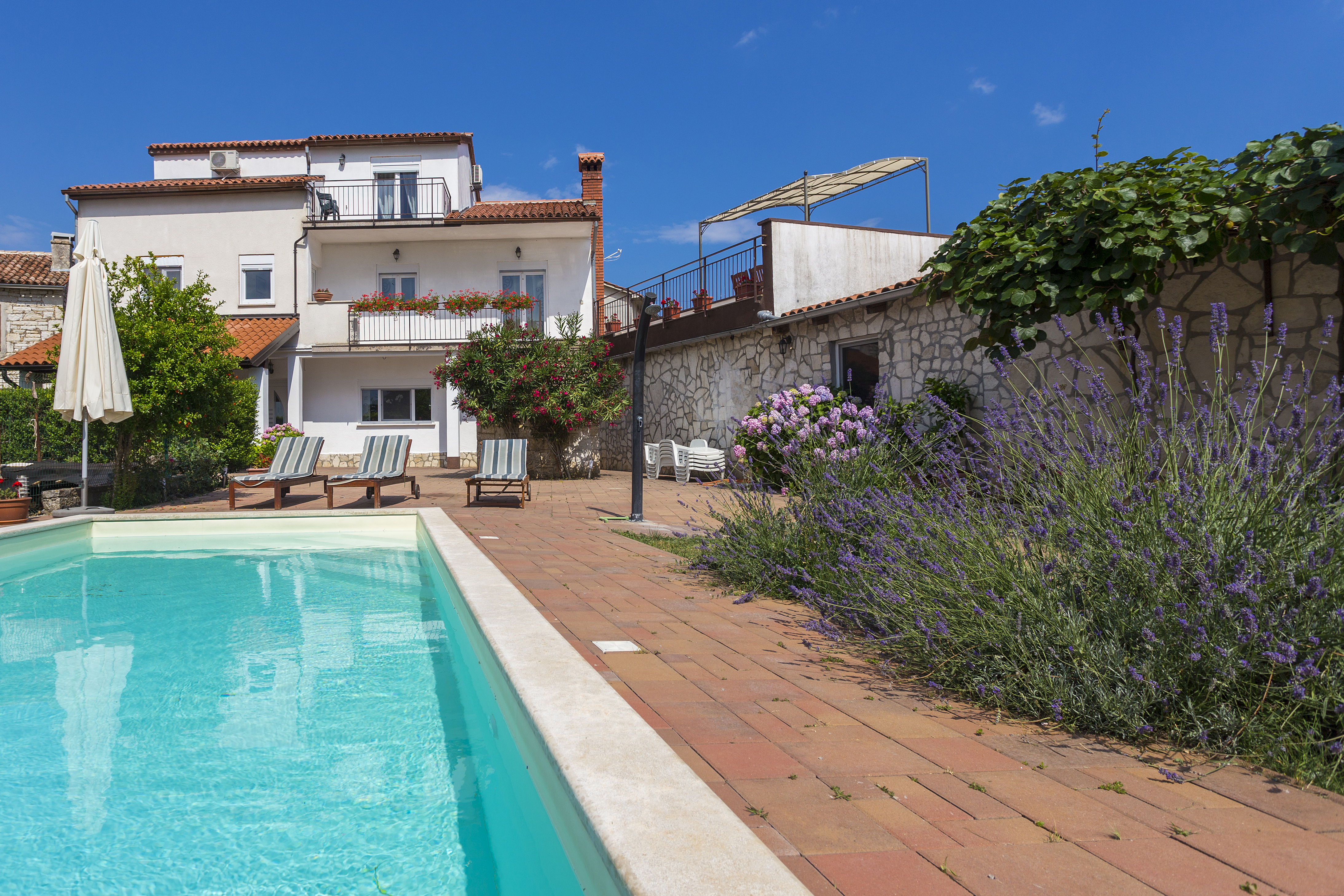 Villa with pool, sun terrace, BBQ, for a maximum of 10 people